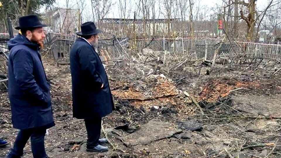 Из-за обстрела повреждения получили десятки могил