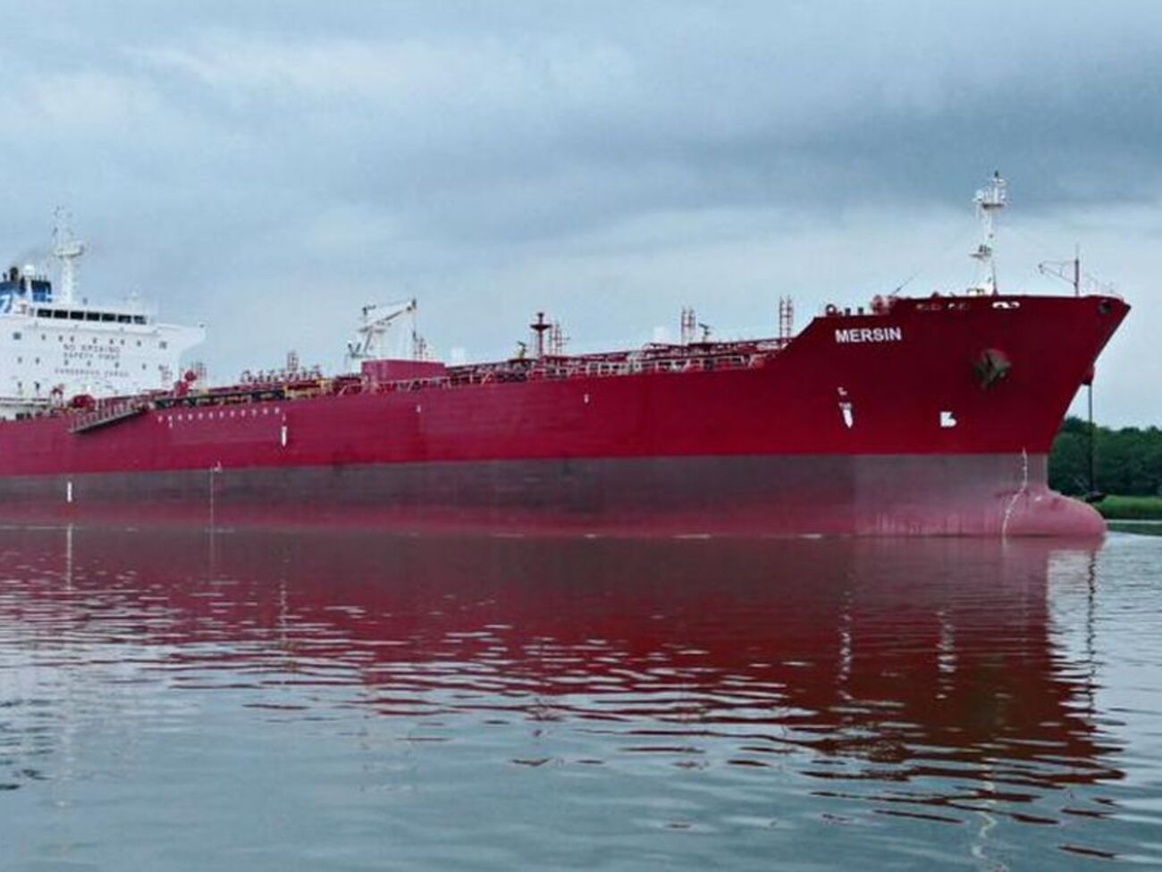 Танкер зазнав пошкоджень унаслідок вибухів