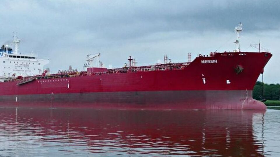 Танкер зазнав пошкоджень унаслідок вибухів