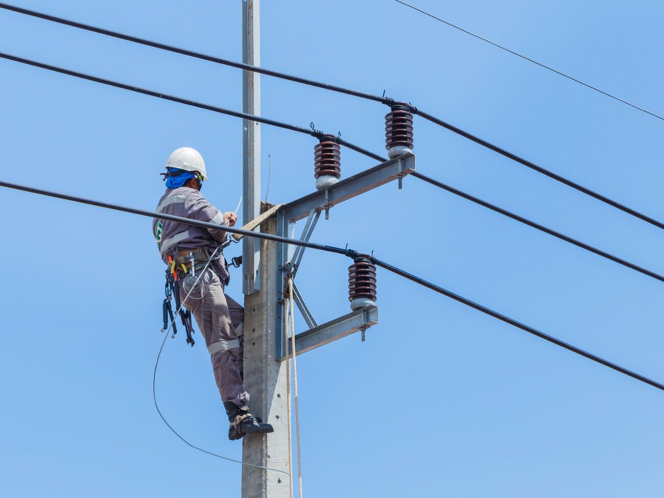 ДТЕК зафіксував найбільшу за два роки місячну кількість відновлень електропостачання після обстрілів