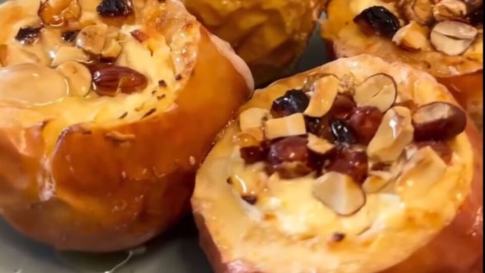 Запекайте яблоки 20 минут при 180 °С