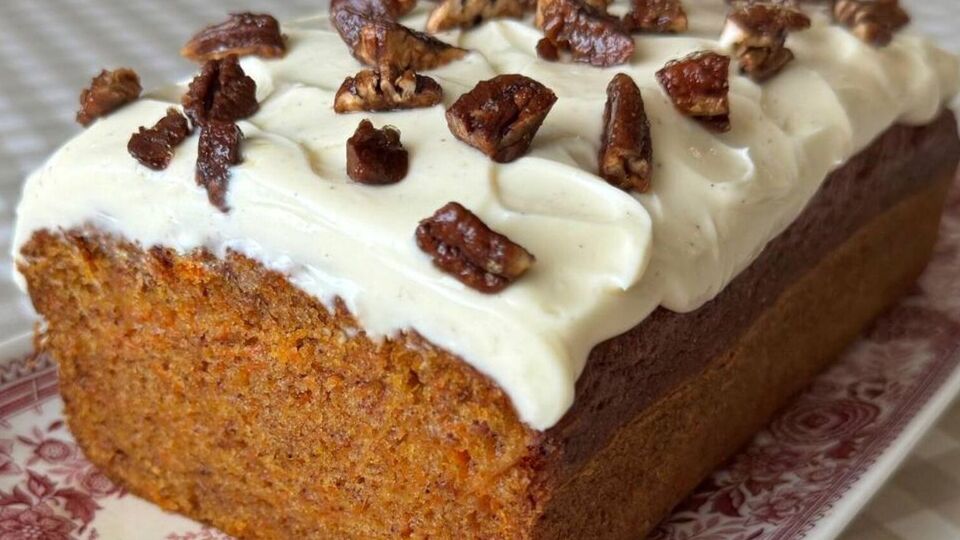 Выпекайте кекс 60 минут при температуре 180 °С