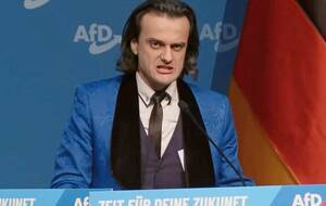 Недавно принятый член AfD Айхвальд выступил на молодежном съезде партии в манере, похожей на стиль Гитлера