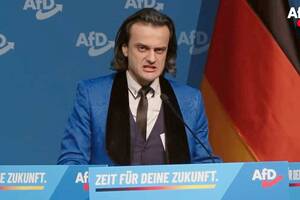 Айхвальд, який нещодавно став членом AfD, виступив на молодіжному з'їзді партії в манері, схожій на стиль Гітлера