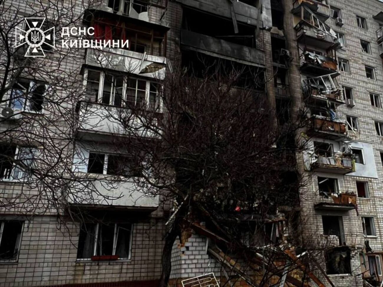 Эвакуироваться из охваченного огнем дома можно только по лестнице и ни в коем случае не пользоваться лифтом