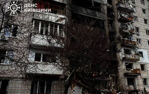 Эвакуироваться из охваченного огнем дома можно только по лестнице и ни в коем случае не пользоваться лифтом