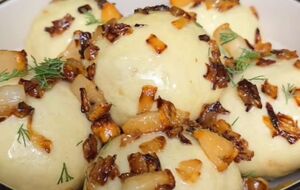 Подавайте галушки со шкварками и сметаной, присыпав укропом