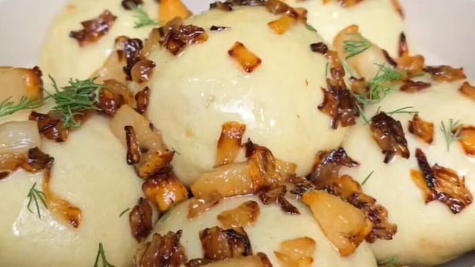 Подавайте галушки зі шкварками і сметаною, присипавши кропом