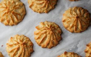 Печенье можно формировать с помощью кондитерского пакета