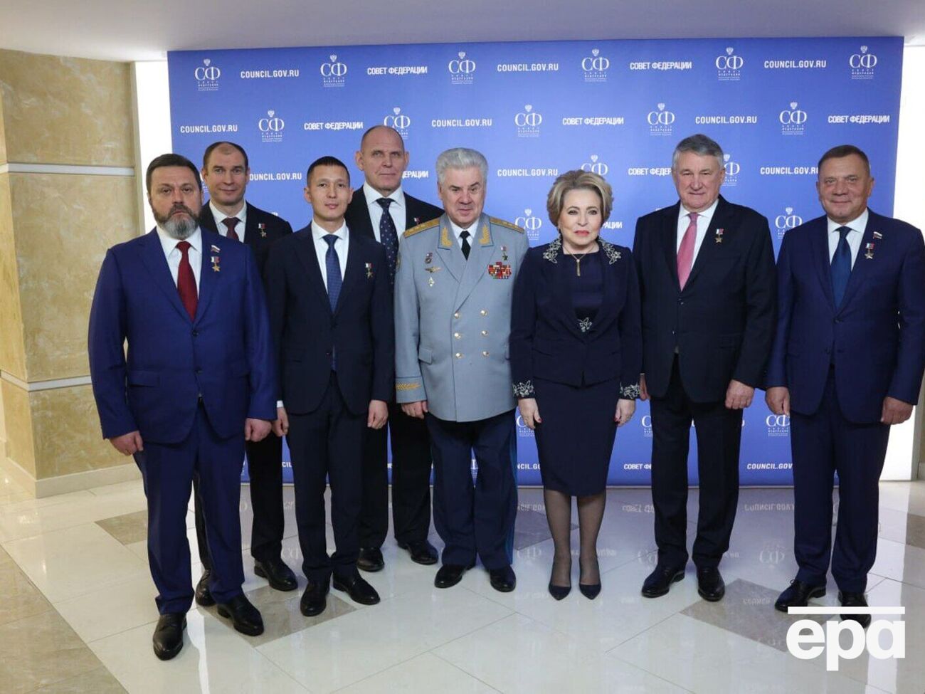 В соцсетях опубликовали фото главы Совета Федерации России Валентины Матвиенко с сенаторами, среди которых и экс-депутат Украины Андрей Деркач (на фото слева)