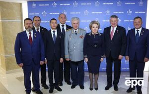 В соцсетях опубликовали фото главы Совета Федерации России Валентины Матвиенко с сенаторами, среди которых и экс-депутат Украины Андрей Деркач (на фото слева)