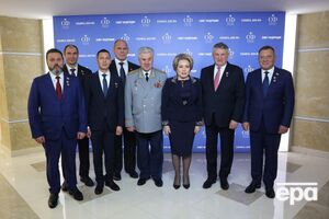 У соцмережах опублікували фото голови Ради Федерації Росії Валентини Матвієнко із сенаторами, серед яких і ексдепутат України Андрій Деркач (на фото ліворуч)