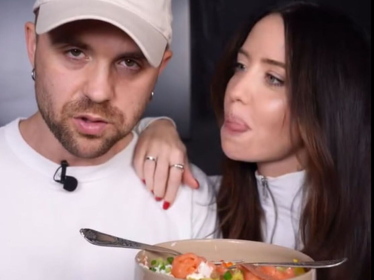 Дорофєєва допомагала чоловіку готувати картоплю