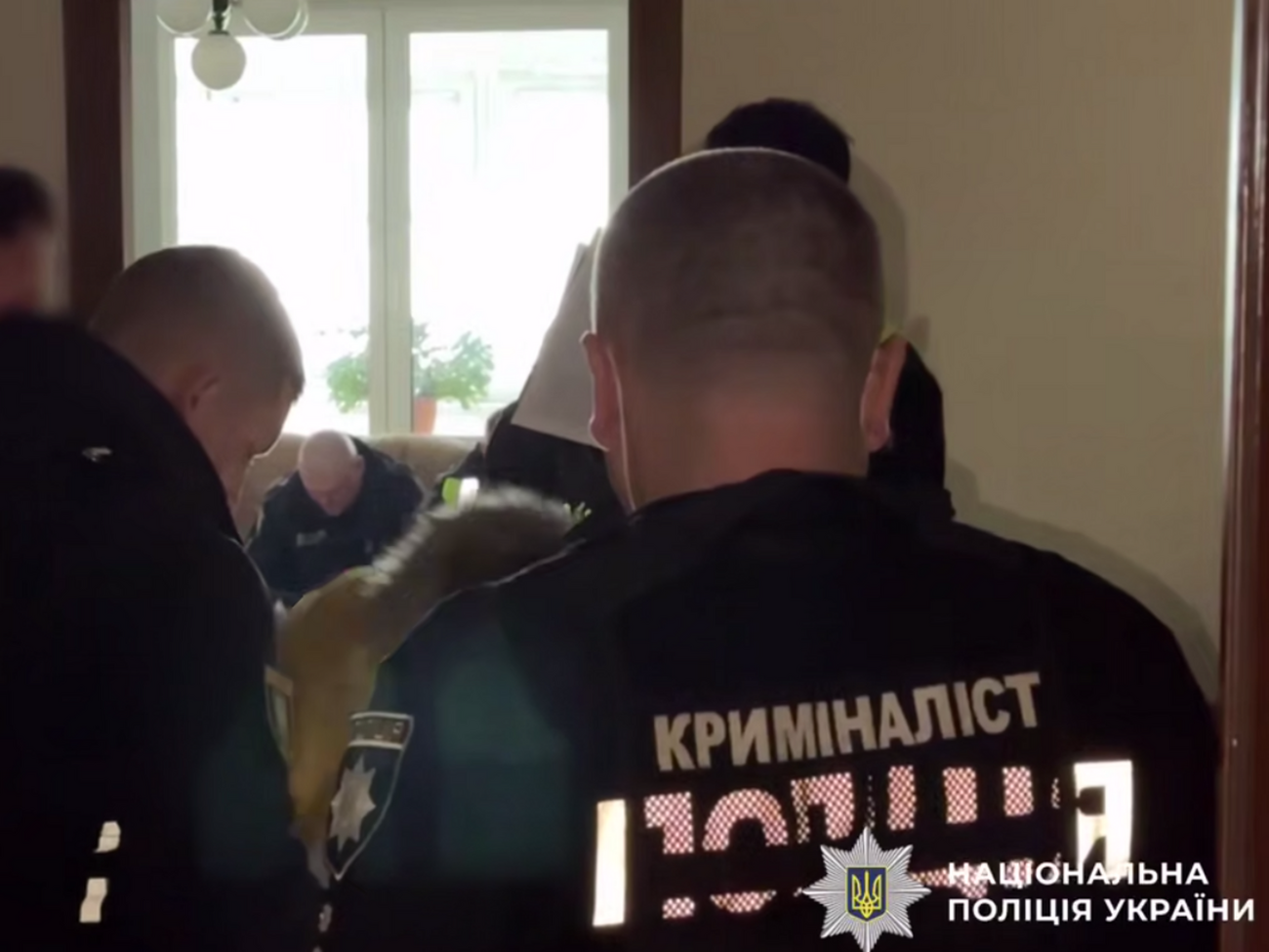 На місці трагедії працювали слідчі, криміналісти й оперативники разом із судово-медичним експертом