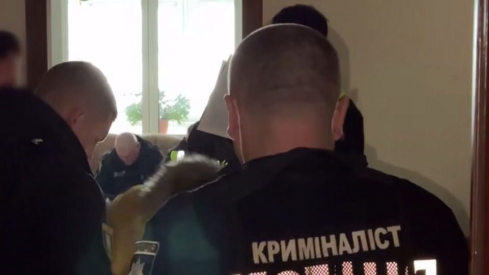 На місці трагедії працювали слідчі, криміналісти й оперативники разом із судово-медичним експертом