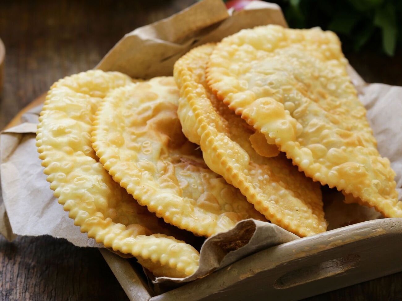 Обжарьте чебуреки на хорошо разогретом масле с двух сторон до золотистой корочки