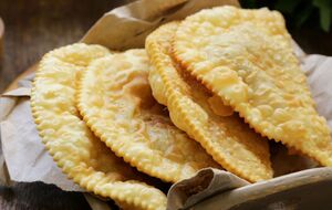 Обжарьте чебуреки на хорошо разогретом масле с двух сторон до золотистой корочки