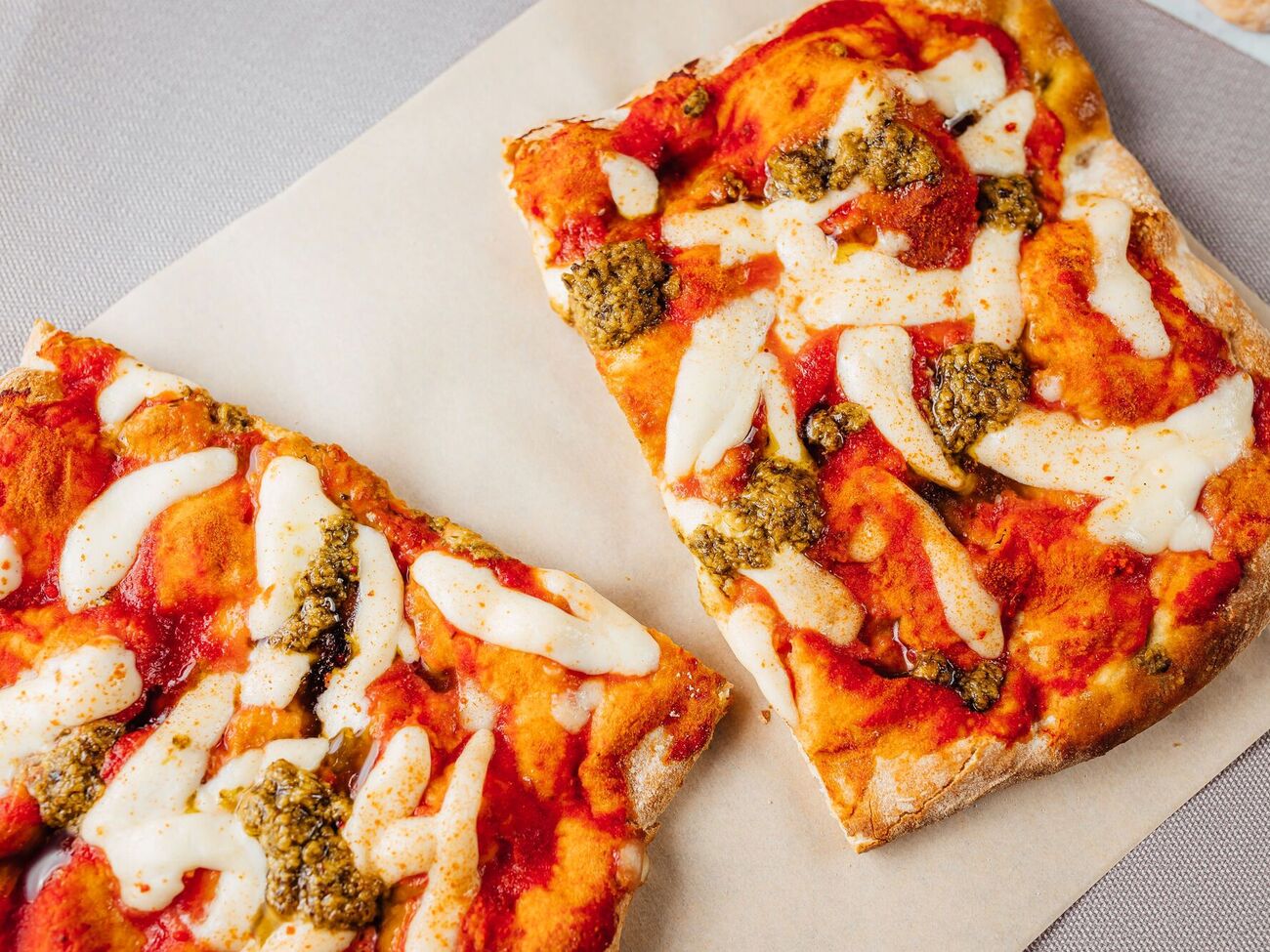 К такой пицце перед запеканием добавляют сыр