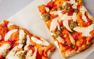 К такой пицце перед запеканием добавляют сыр