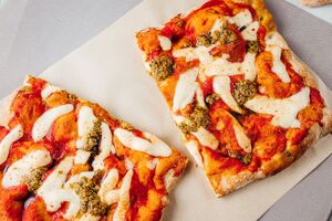 К такой пицце перед запеканием добавляют сыр