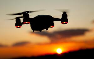 В результате взрыва дрона повреждены крыша, фасад и несколько жилых помещений дома