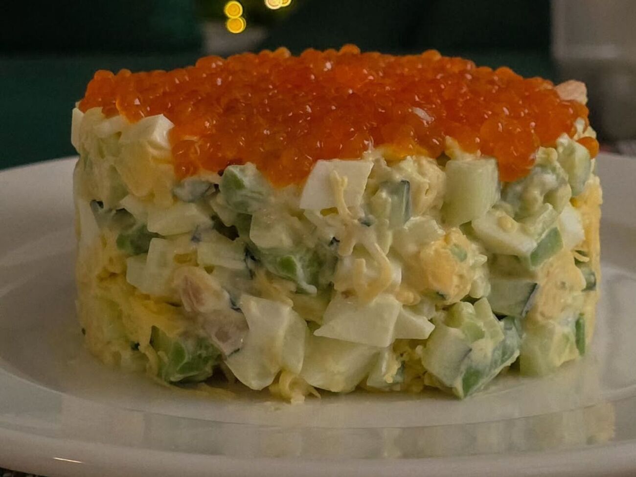 Гарно оформте салат на тарілці, а зверху додайте кілька креветок і ложечку червоної ікри