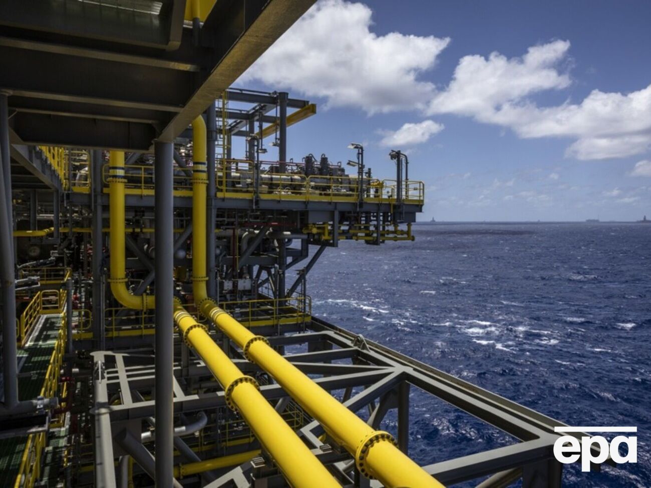 По платформі зафіксовано щонайменше чотири влучання, повідомили джерела