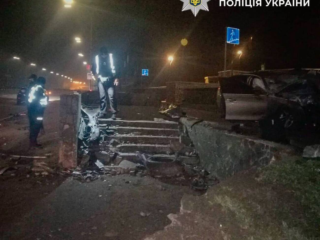 Аварія сталася приблизно опівночі, водій рухався з боку мосту Метро в напрямку станції "Видубичі"