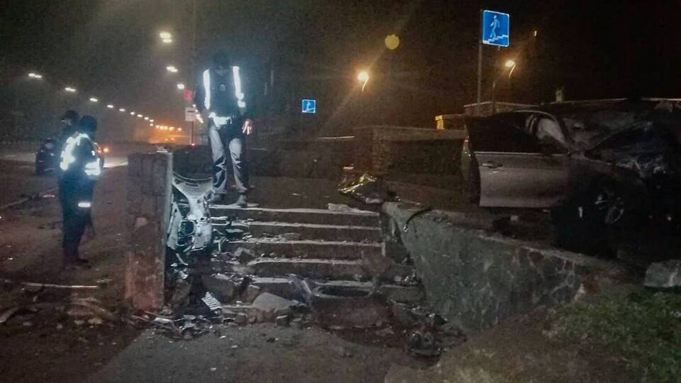 Авария произошла примерно в полночь, водитель двигался со стороны моста Метро в направлении станции "Выдубичи"