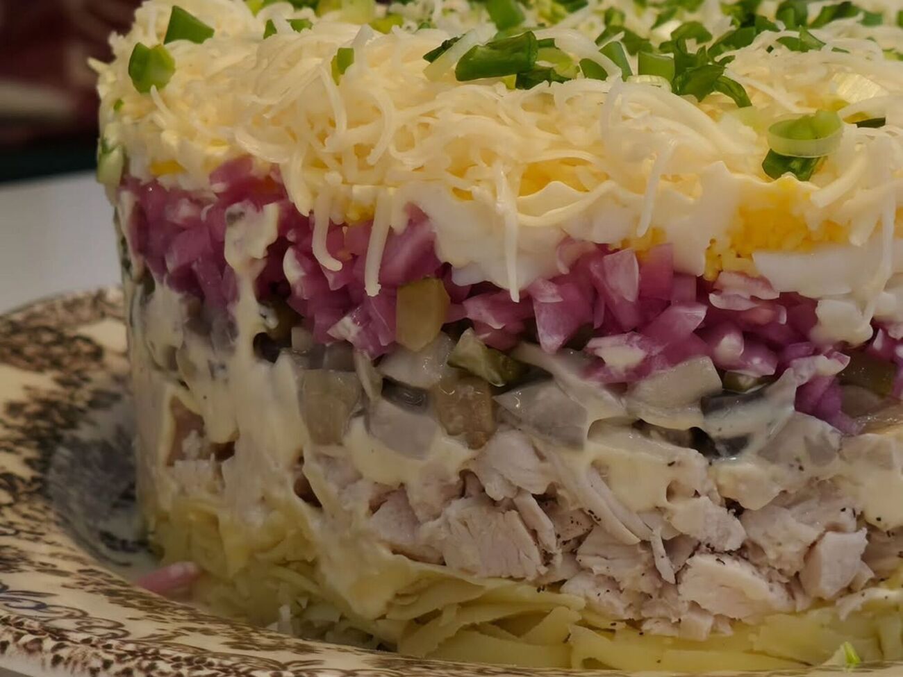 Слои из картофеля и курицы нужно смазать майонезом