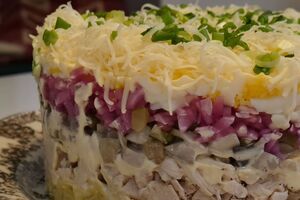 Слои из картофеля и курицы нужно смазать майонезом