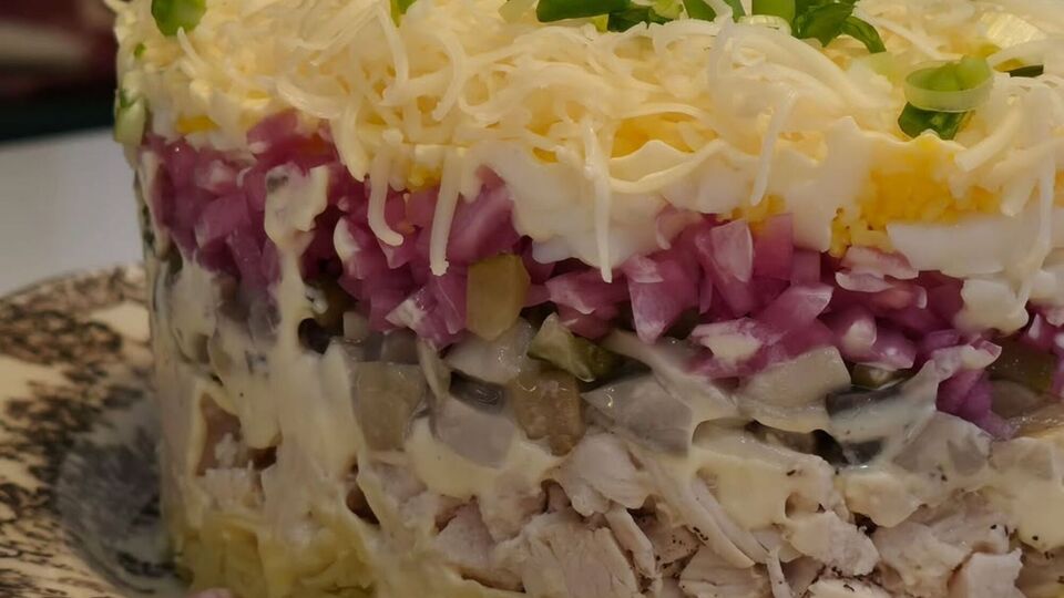 Шари з картоплі й курки потрібно змастити майонезом
