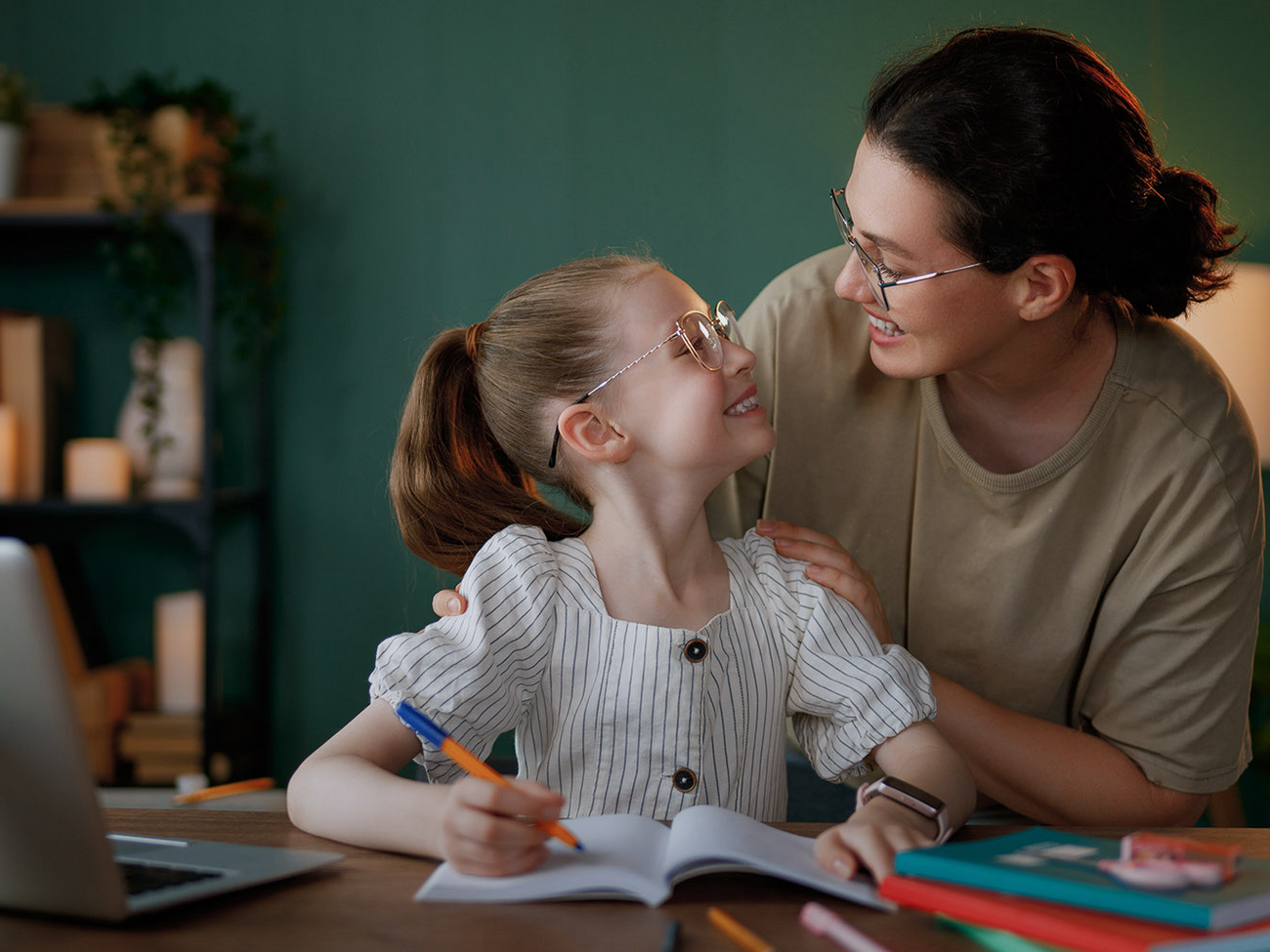 Фонд Рината Ахметова собрал рекомендации специалиста, как правильно реагировать на эмоции и сохранять доверие в отношениях мамы и дочери