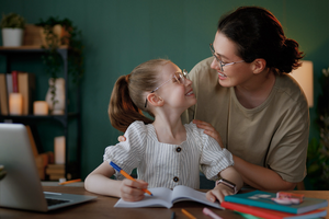 Фонд Рината Ахметова собрал рекомендации специалиста, как правильно реагировать на эмоции и сохранять доверие в отношениях мамы и дочери