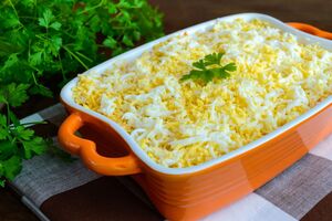 Салат "Мимоза" должен постоять в холодильнике около трех часов