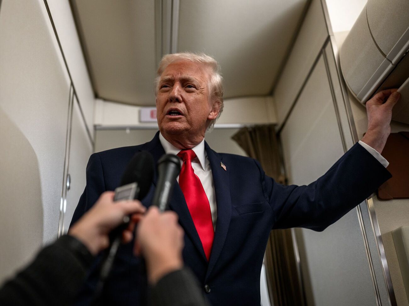 Трамп говорил, что "довольно жестко" обсуждал вопрос Украины с Мерцем, Макроном и Стармером