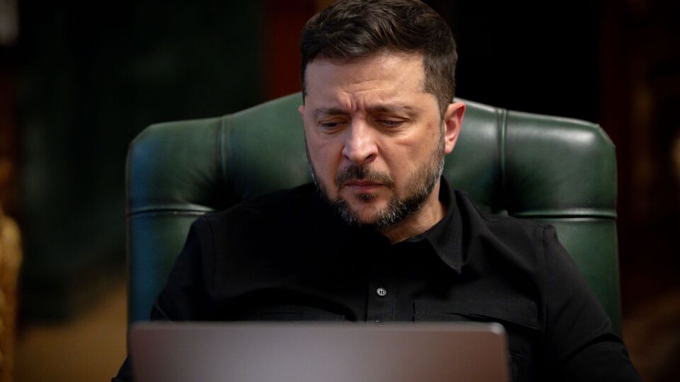 Президент не определился, кто возглавит его офис
