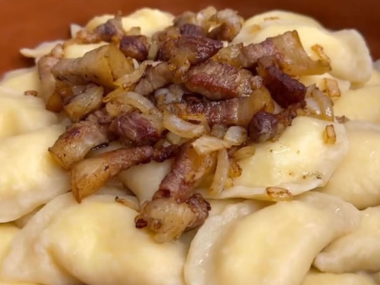 Вареники подавайте со шкварками