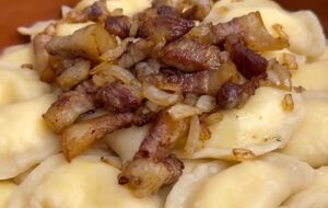 Вареники подавайте со шкварками