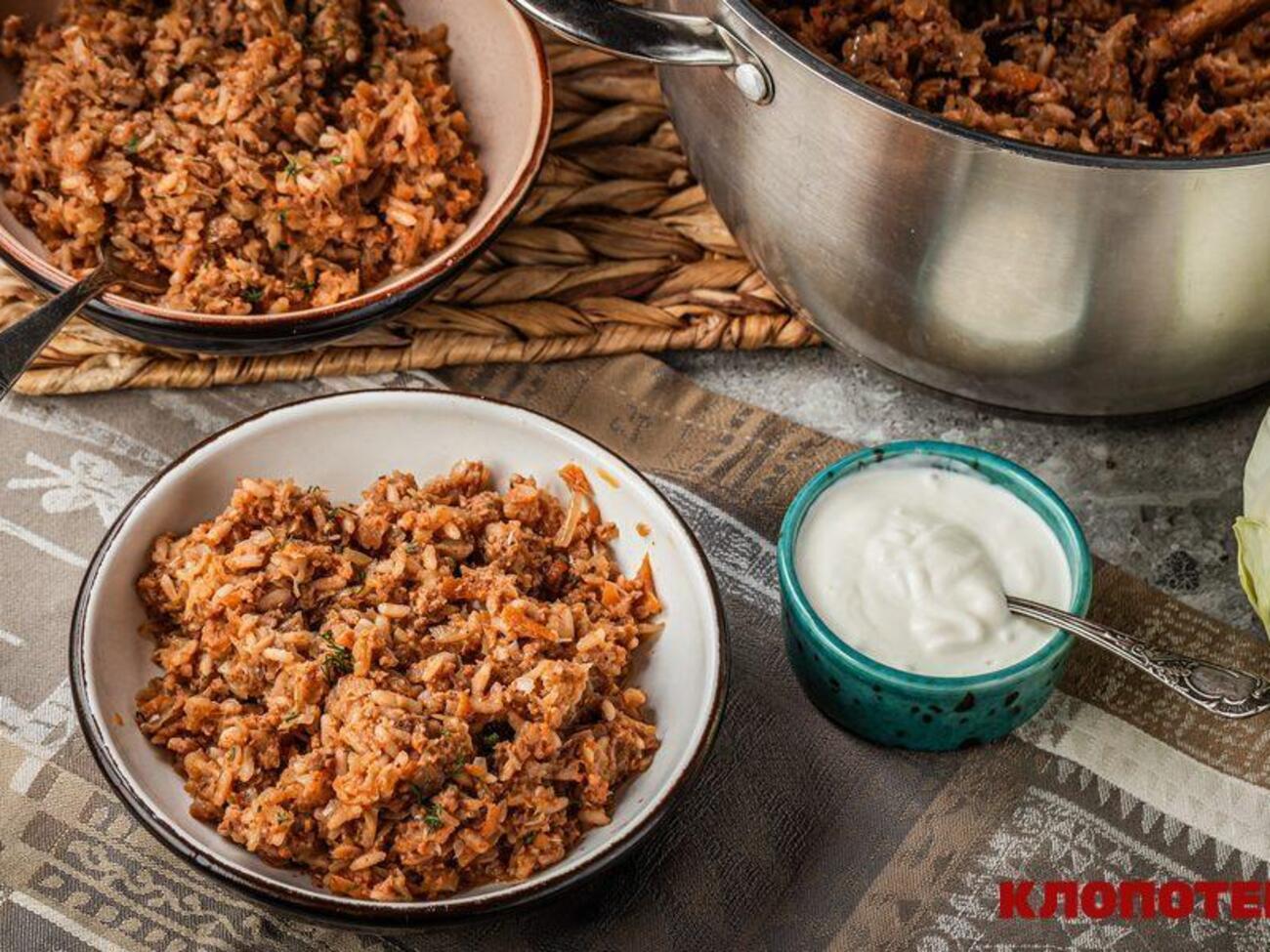 Ліниві голубці подають зі сметаною