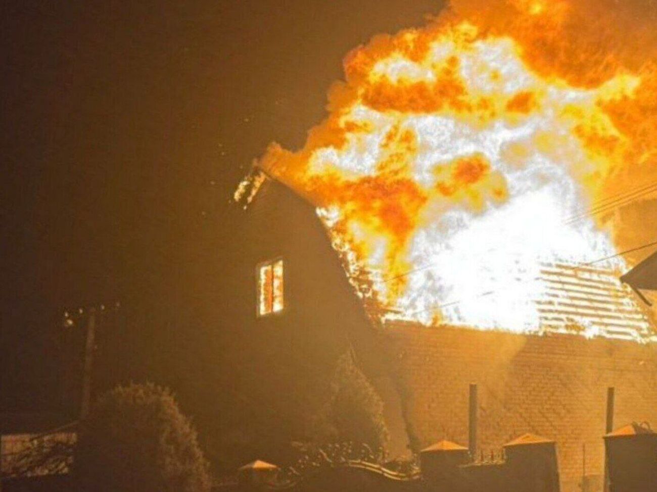 У Павлограді Дніпропетровської області внаслідок нічного обстрілу зайнялося п'ять приватних будинків, один із яких зруйновано
