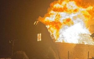 У Павлограді Дніпропетровської області внаслідок нічного обстрілу зайнялося п'ять приватних будинків, один із яких зруйновано