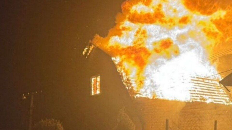 У Павлограді Дніпропетровської області внаслідок нічного обстрілу зайнялося п'ять приватних будинків, один із яких зруйновано