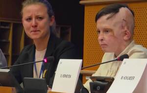 11-річний Роман Олексів розповів євродепутатам про удар росіян по Вінниці в липні 2022 року, унаслідок якого він втратив маму й дістав складні ушкодження
