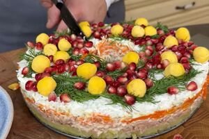 Декорируйте салат зеленым укропом, шариками из желтка и зернами граната