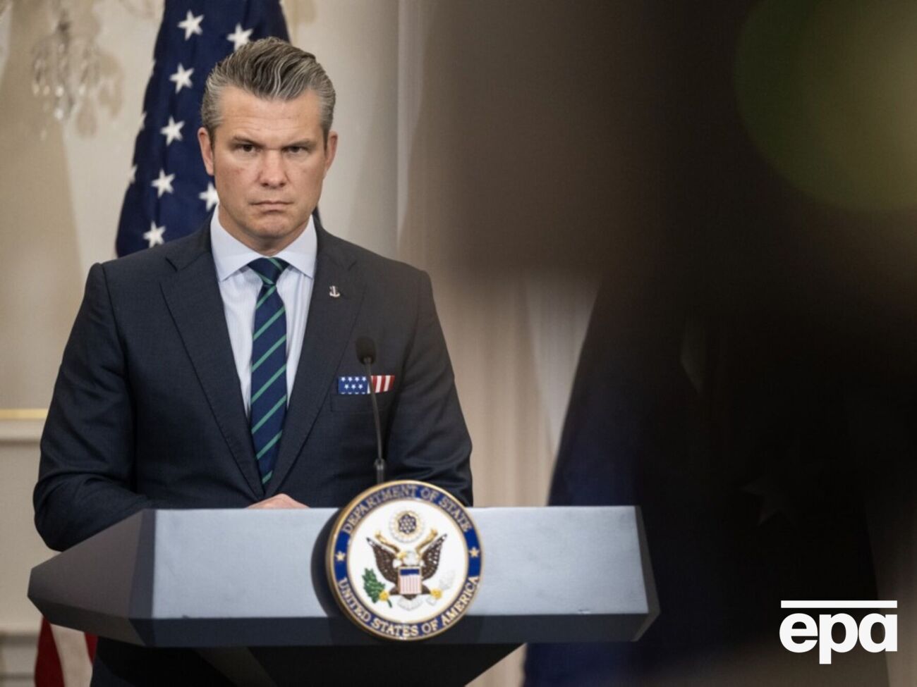 На думку Гегсета, Дрісколл "перевищує повноваження" і "надто активно намагається впливати" на переговорний процес