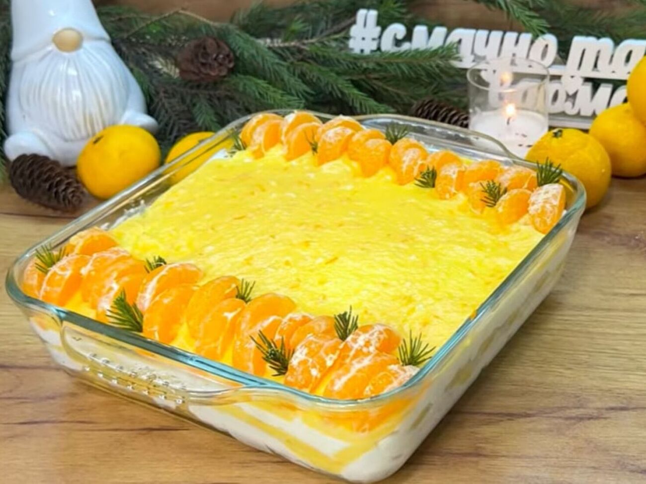 Декорируйте десерт мандаринками и посыпьте сахарной пудрой