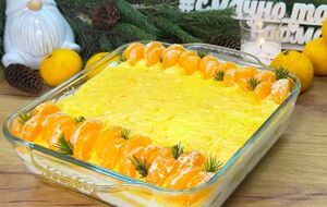 Декорируйте десерт мандаринками и посыпьте сахарной пудрой