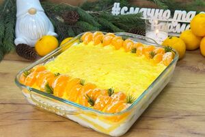 Декорируйте десерт мандаринками и посыпьте сахарной пудрой