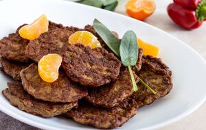 Рублені котлети з печінки подають до столу теплими